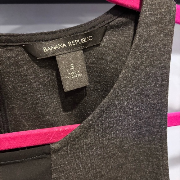 Banana Republic Tank. Size Small. Black and gray tank with zipper on back. - Picture 3 of 9